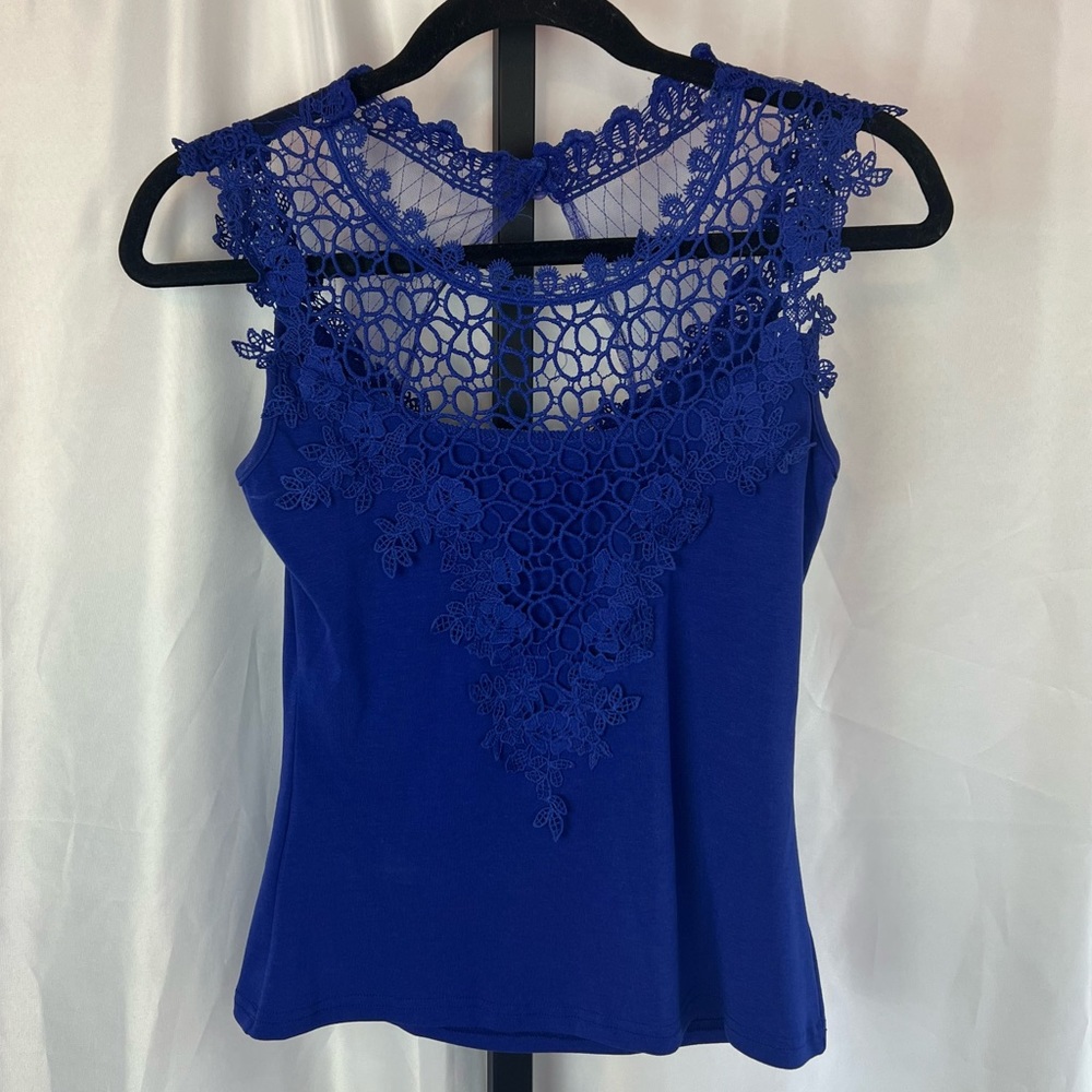 Chic Boutique Rose CBR Blue Tank Top with Lace Detailing, size Small NWT